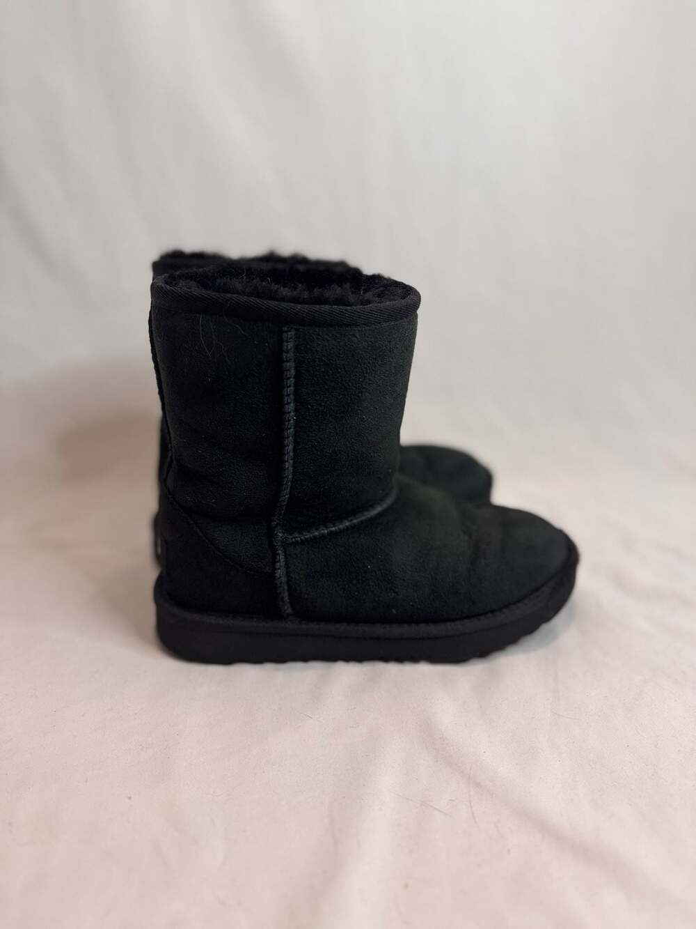 UGG - Classic Short II Boots Suede Sheepskin - Black - 1 - Kids - Picture 2 of 7